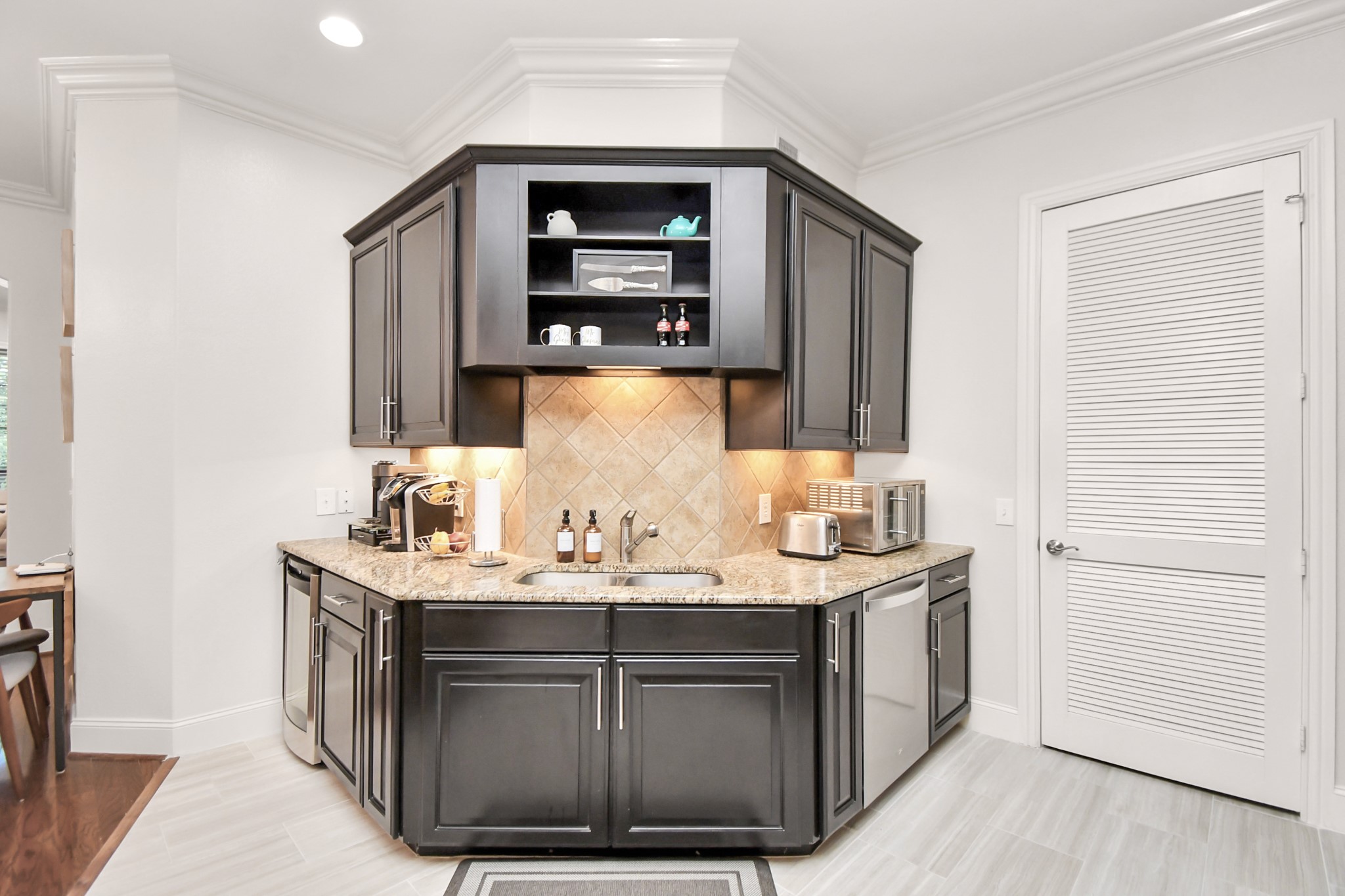 2120 Kipling Street, Unit 306 Houston, TX 77098 - Photo 7 of 31 Dry bar