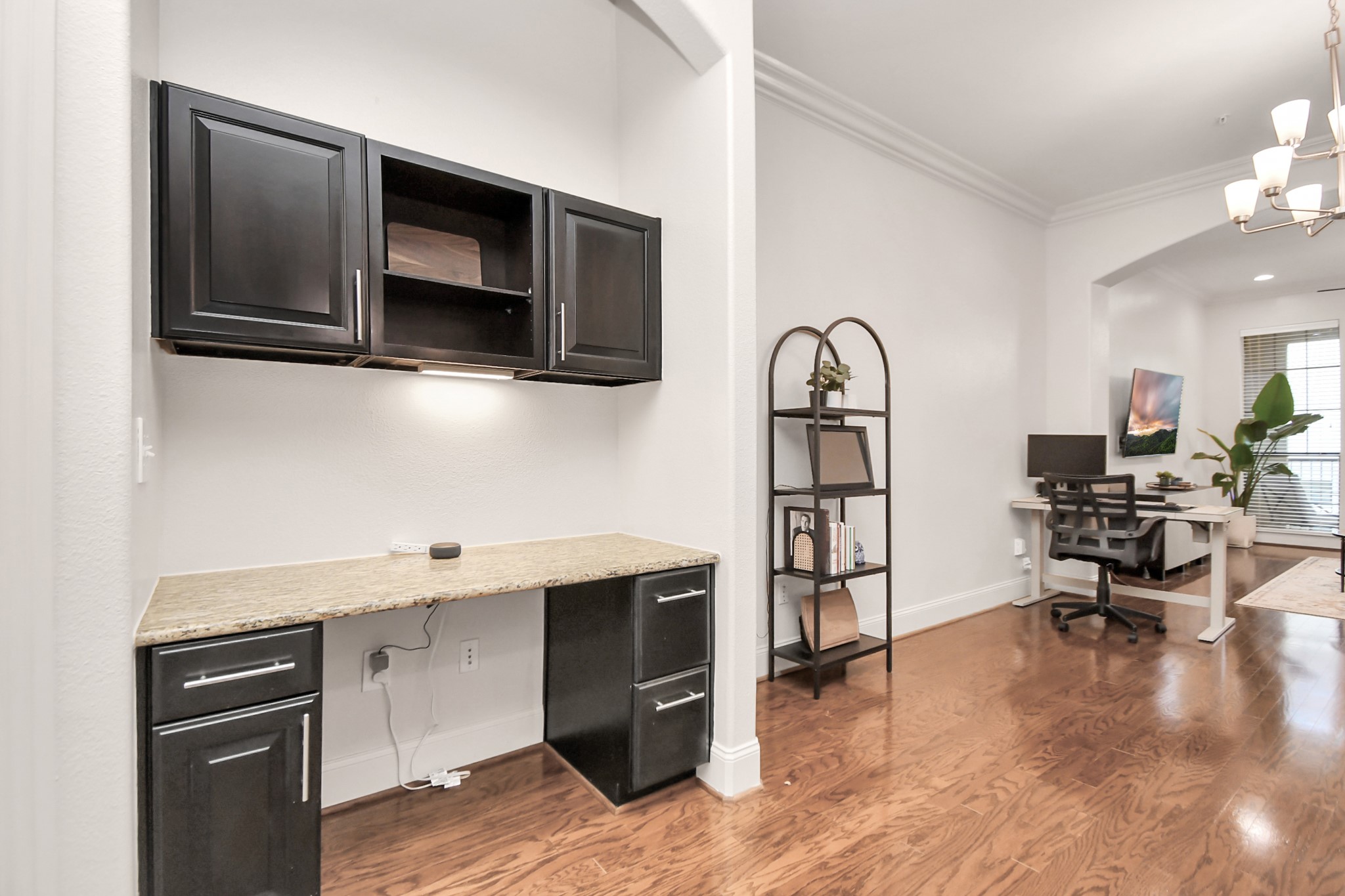 2120 Kipling Street, Unit 306 Houston, TX 77098 - Photo 10 of 31 Built in desk