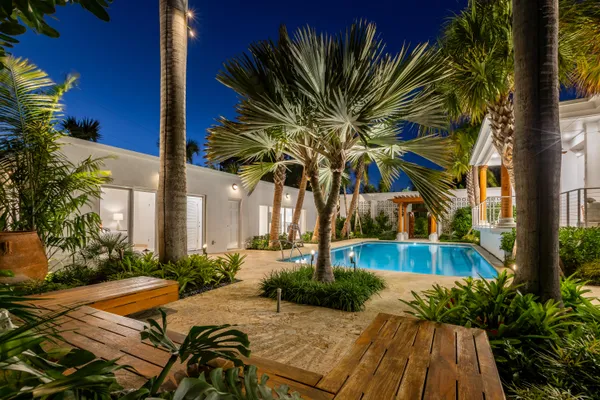 a view of a backyard