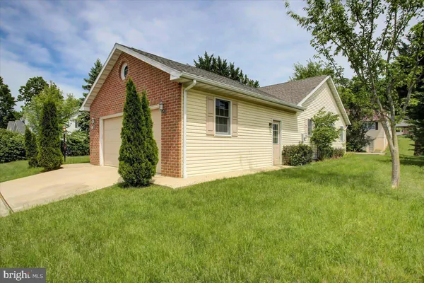 $2,900 | 6929 Fairway Oaks, Fayetteville, PA 17222