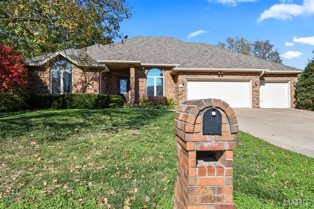 $399,900 | 899 West Sherwood Drive, Springfield, MO 65810