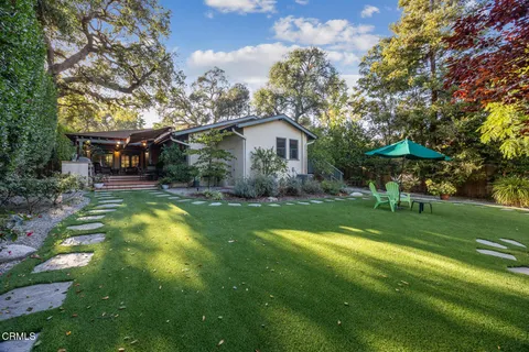 a view of a backyard