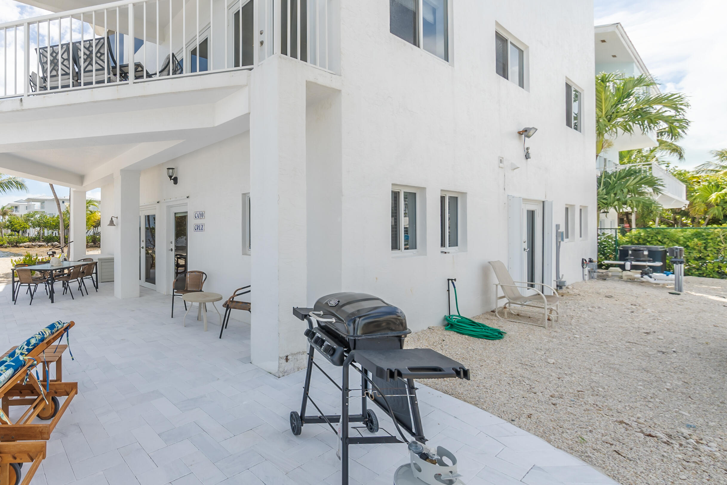 601 Cuda Lane Key Largo, FL 33037 - Photo 32 of 90 a living room with furniture and a potted plant