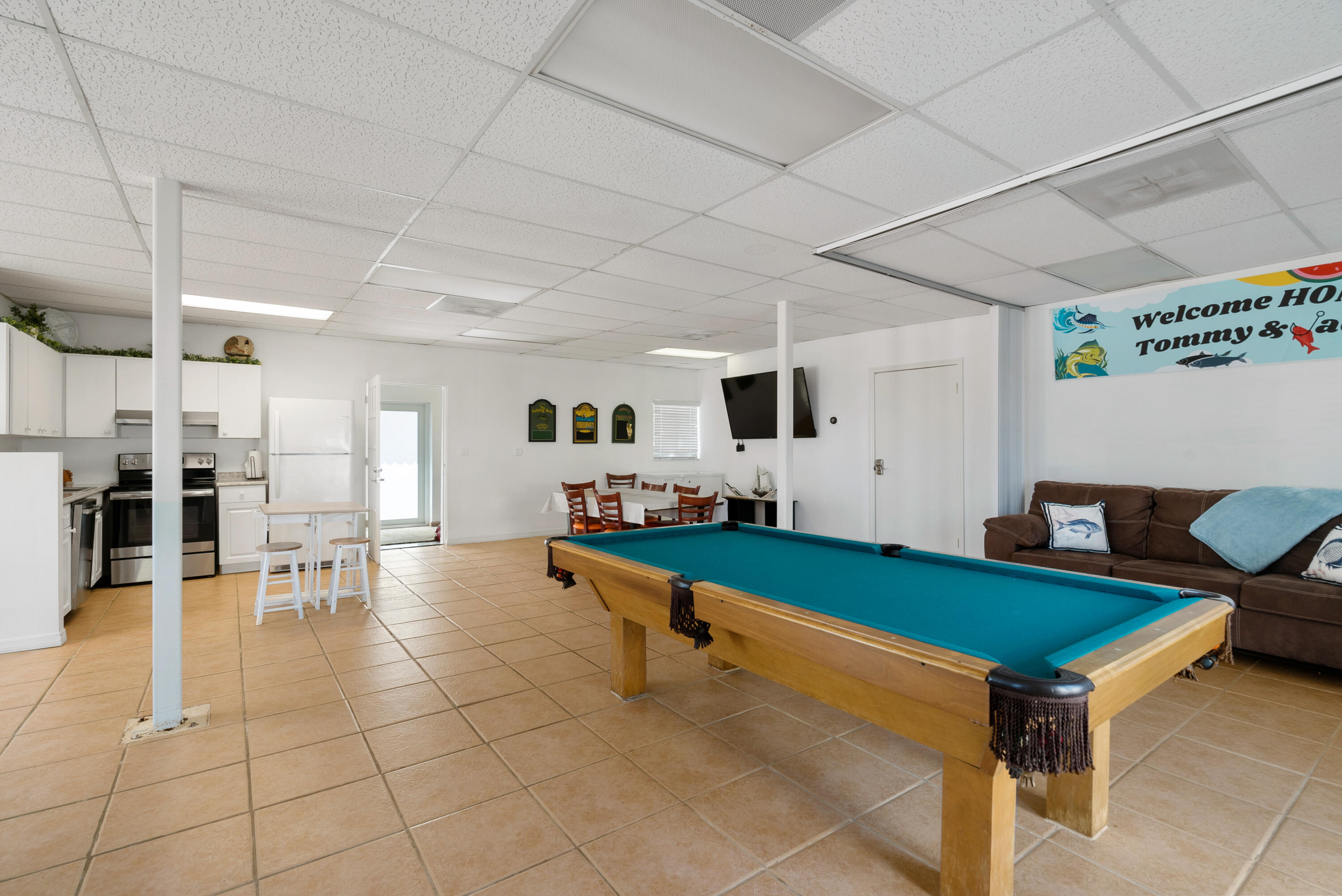 601 Cuda Lane Key Largo, FL 33037 - Photo 46 of 90 a room with lots of furniture and white walls