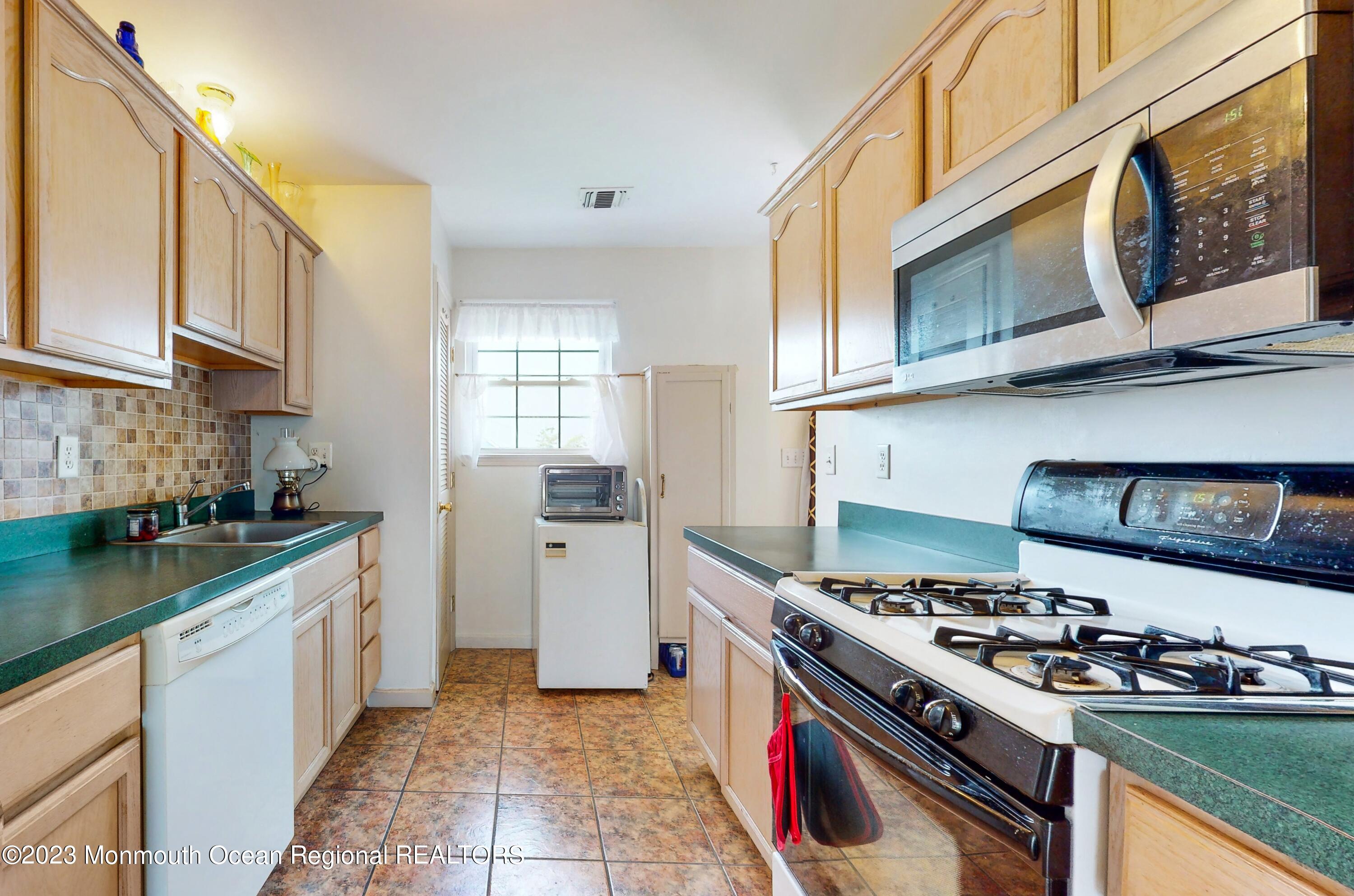 209 Raritan Street Union Beach, NJ 07735 - Photo 11 of 27 08_209RaritanStreet_2008_HiRes