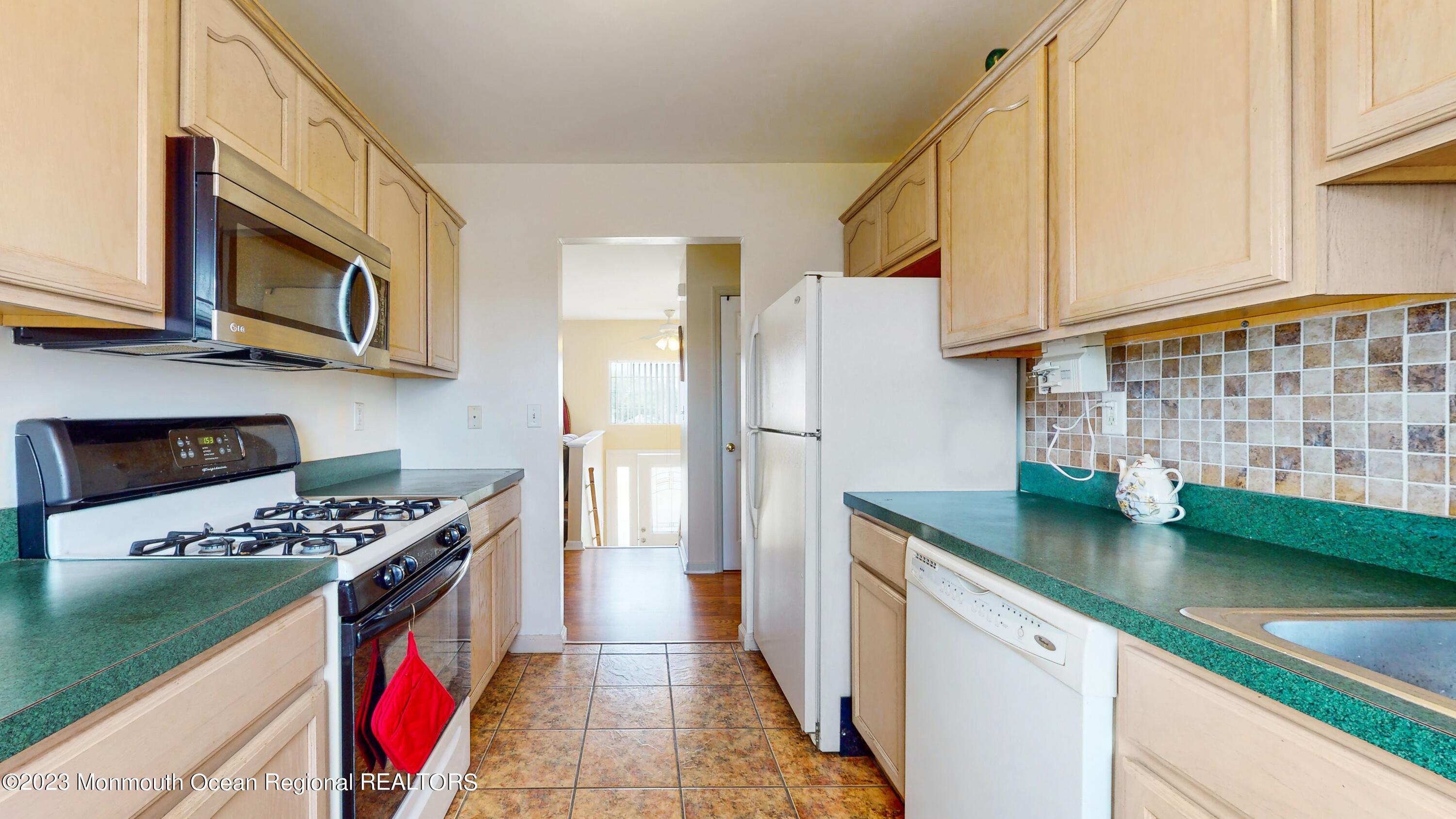 209 Raritan Street Union Beach, NJ 07735 - Photo 12 of 27 09_209RaritanStreet_2009_HiRes