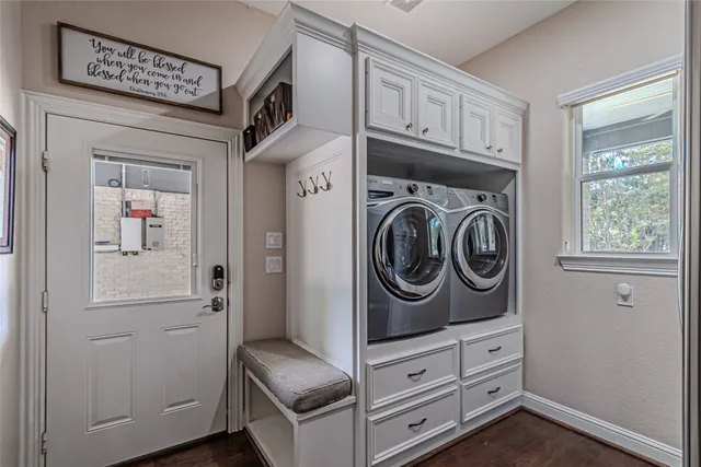 a view of a livingroom with furniture and a ceiling fan
