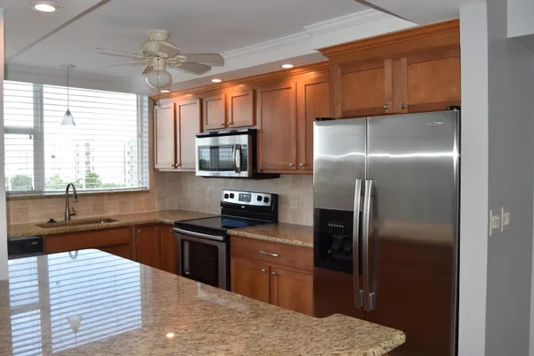 $2,600 | 1238 Hillsboro Mile, Unit 511, Pompano Beach, FL 33062