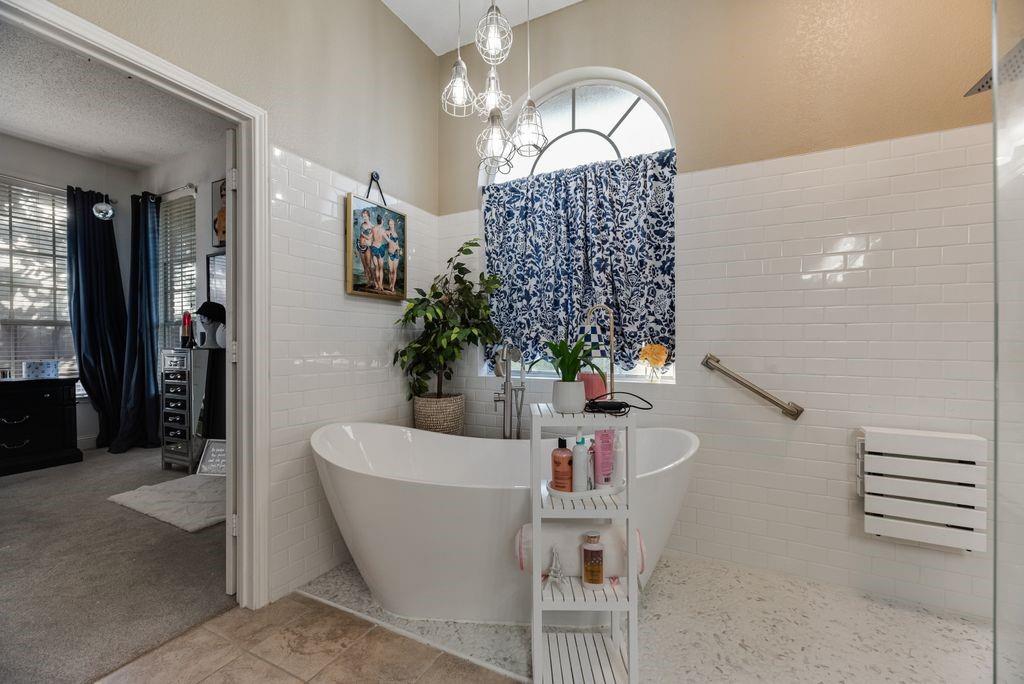 3205 Cape Cod Court Arlington, TX 76017 - Photo 21 of 30 a bath room with a table and chairs