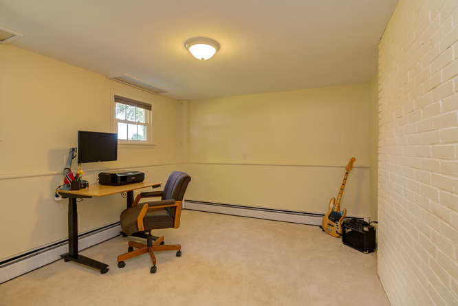 2 Willow Lane Cumberland, ME 04021 - Photo 37 of 58 Office or guest space