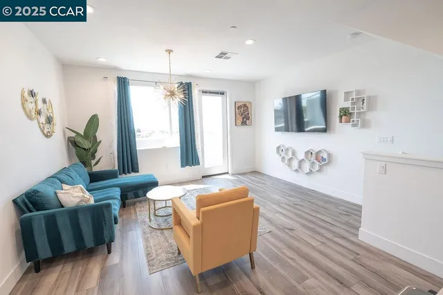 $3,995 | 9877 MacArthur Boulevard, Unit E, Oakland, CA 94605