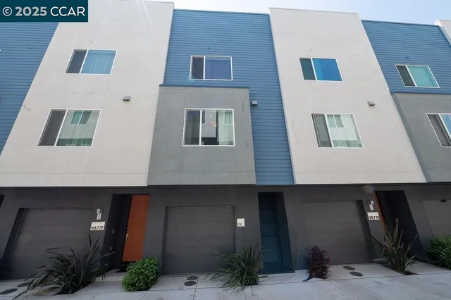 $3,995 | 9877 MacArthur Boulevard, Unit E, Oakland, CA 94605