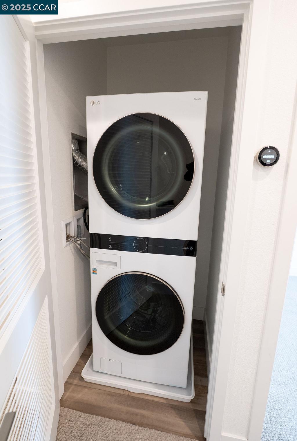 9877 MacArthur Boulevard, Unit E Oakland, CA 94605 - Photo 10 of 13 a utility room with dryer and washer