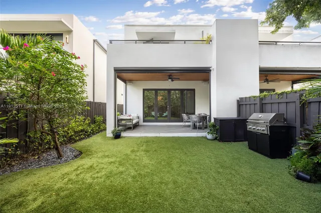 a view of an house with backyard and porch