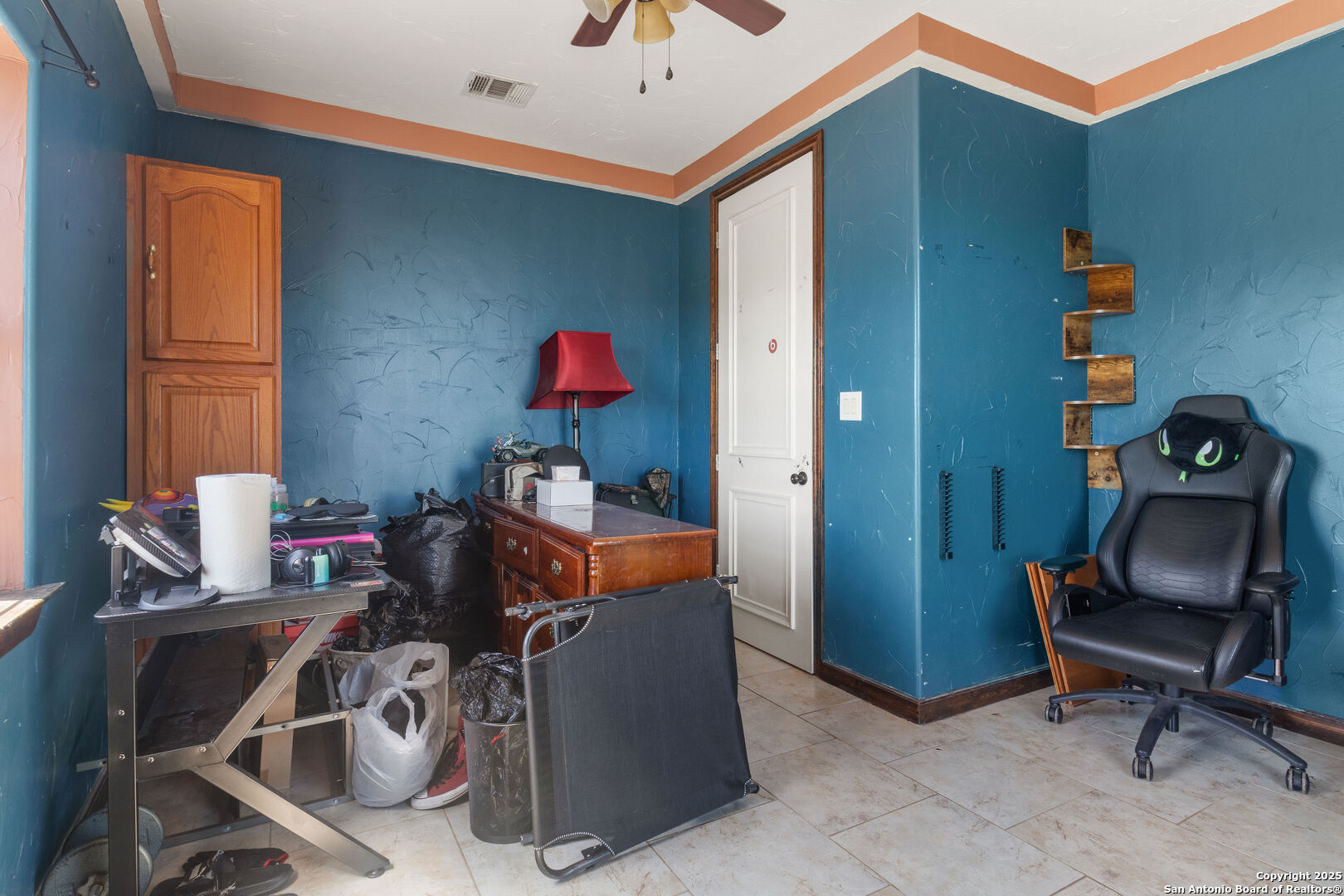 19590 Leal Road San Antonio, TX 78221 - Photo 22 of 41 a room with furniture and musical instruments