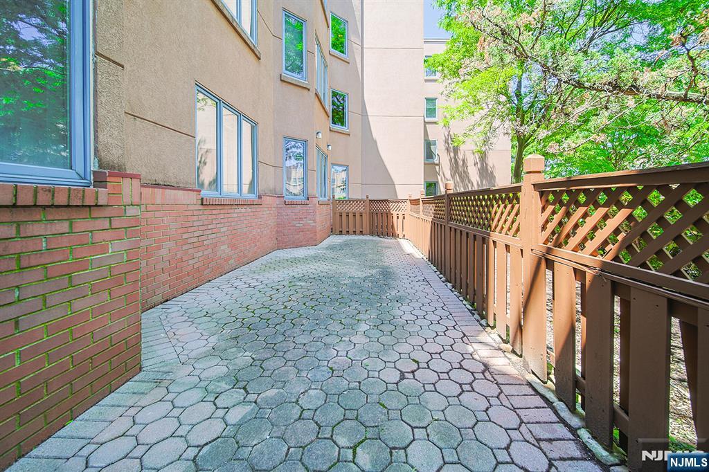 306 Smith Court, Unit R306 Edgewater, NJ 07020 - Photo 24 of 33