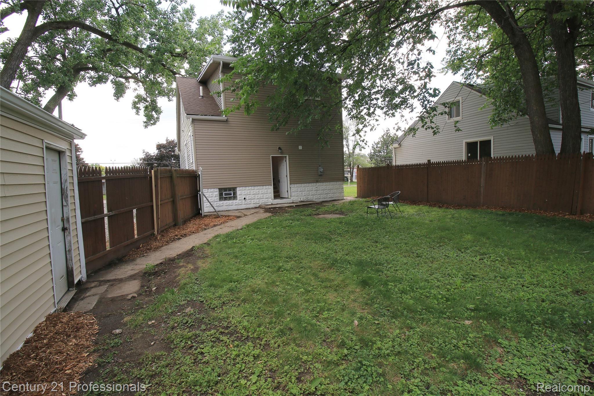 8071 Rivard Avenue Warren, MI 48089 - Photo 29 of 30 8071Rivard06JN03 (7).JPG
