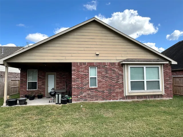 a view of a house with yard and porch