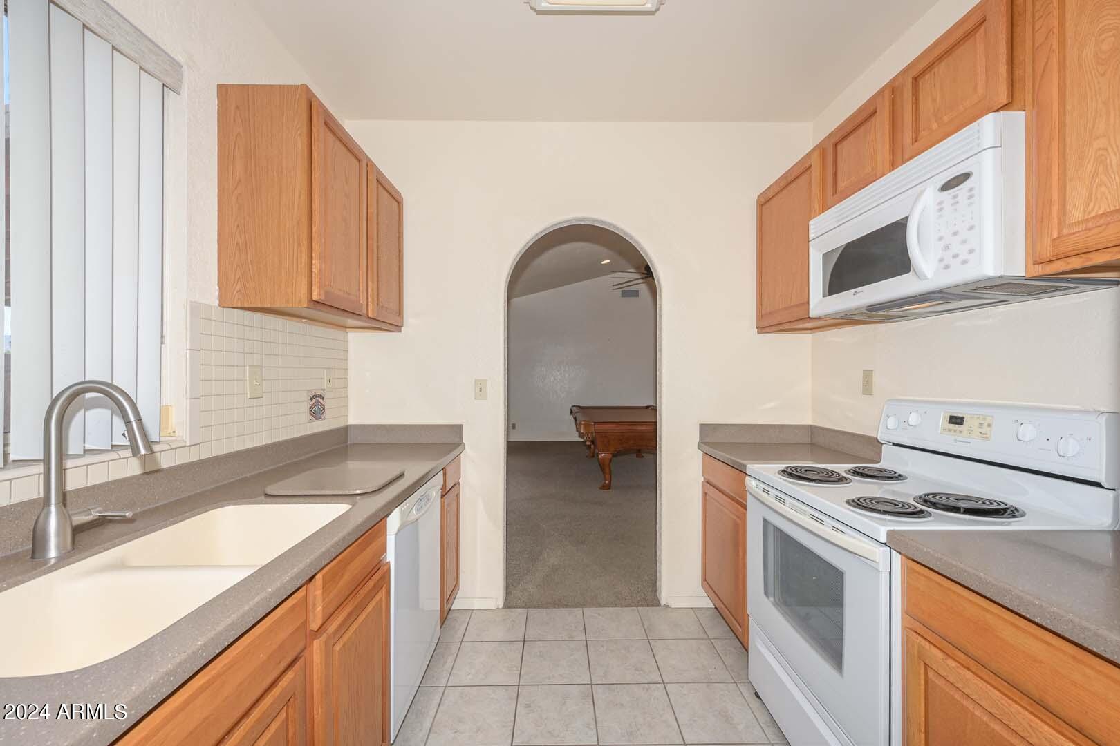 512 West Irvine Road Phoenix, AZ 85086 - Photo 13 of 40 Kitchen2