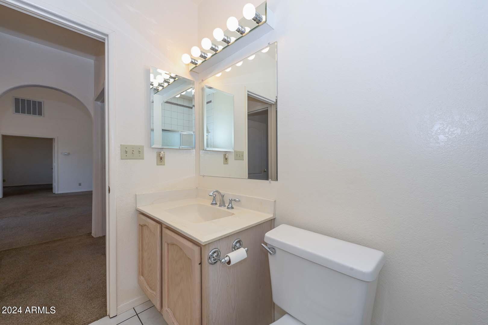 512 West Irvine Road Phoenix, AZ 85086 - Photo 30 of 40 Hall Bath2
