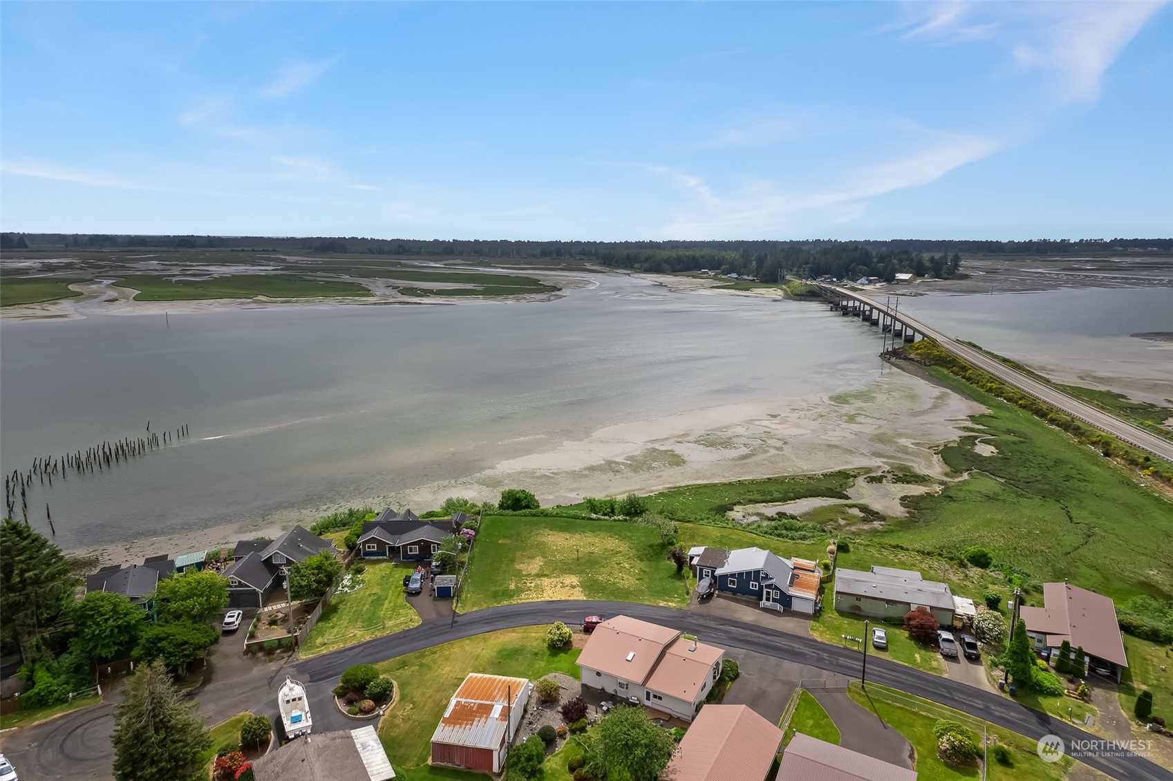16 Whalebone Way Aberdeen, WA 98520 - Photo 3 of 7 an aerial view of beach and city