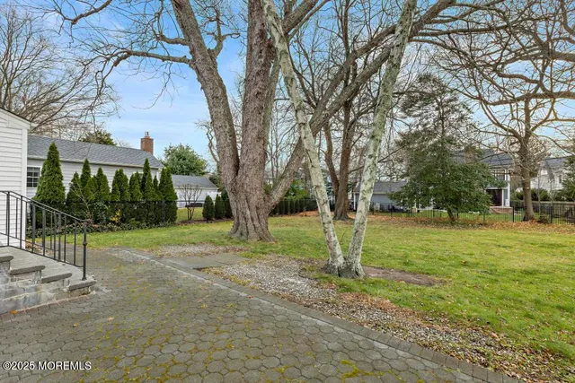 a view of a yard with of a tree