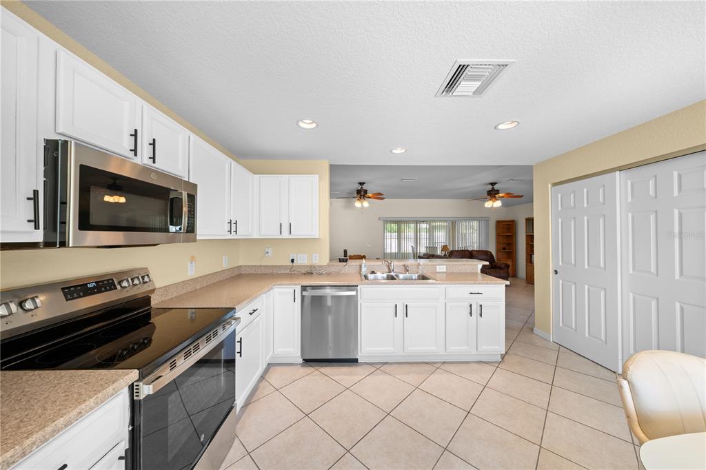 9175 Southeast 118th Loop Summerfield, FL 34491 - Photo 12 of 48