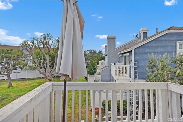 a view of a house with backyard and trees
