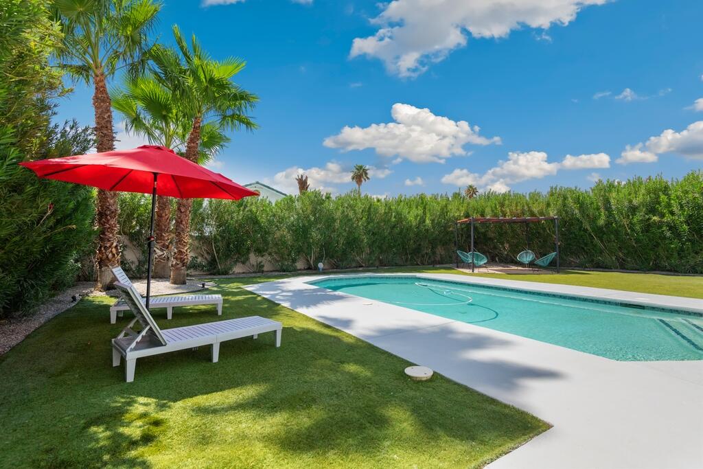 68515 Risueno Road Cathedral City, CA 92234 - Photo 25 of 29 a backyard of a house with table and chairs