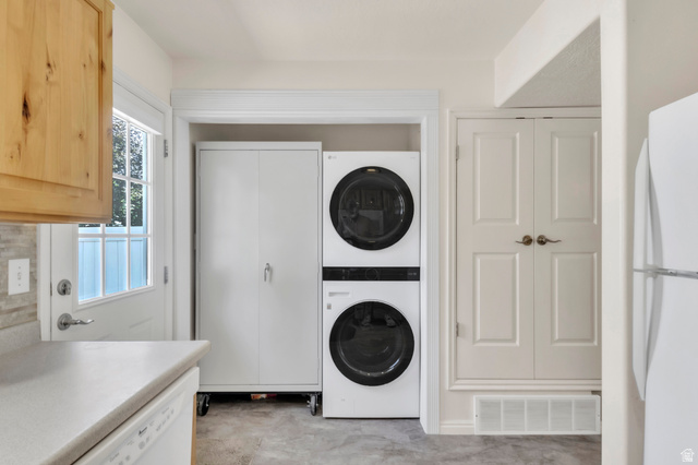 814 North 175 East Springville, UT 84663 - Photo 9 of 18 Laundry room with stacked washer / drying machine