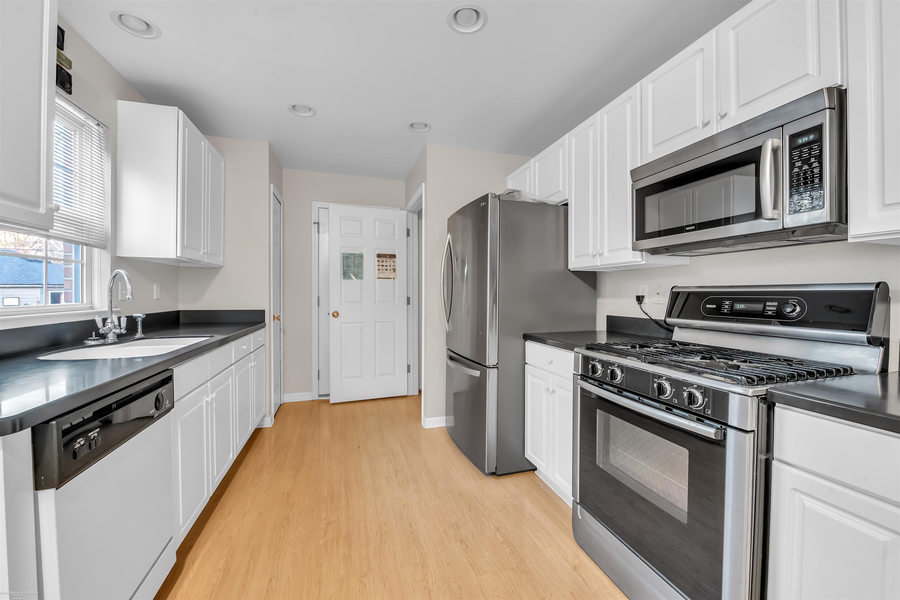 862 Neff Road Grosse Pointe, MI 48230 - Photo 9 of 29 50100325-8.JPG