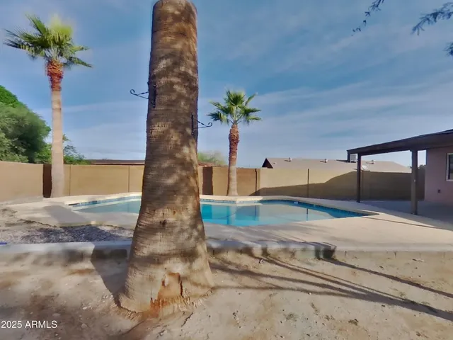 a view of a yard in front of house