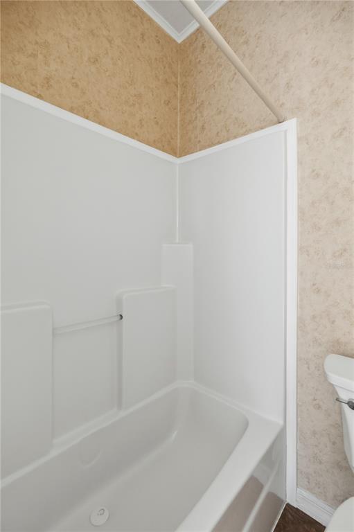 6524 Southeast 110th Lane Belleview, FL 34420 - Photo 19 of 32 a bathroom with a bathtub