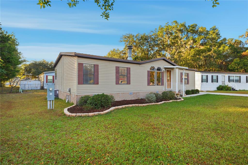 6524 Southeast 110th Lane Belleview, FL 34420 - Photo 2 of 32 a front view of a house with garden