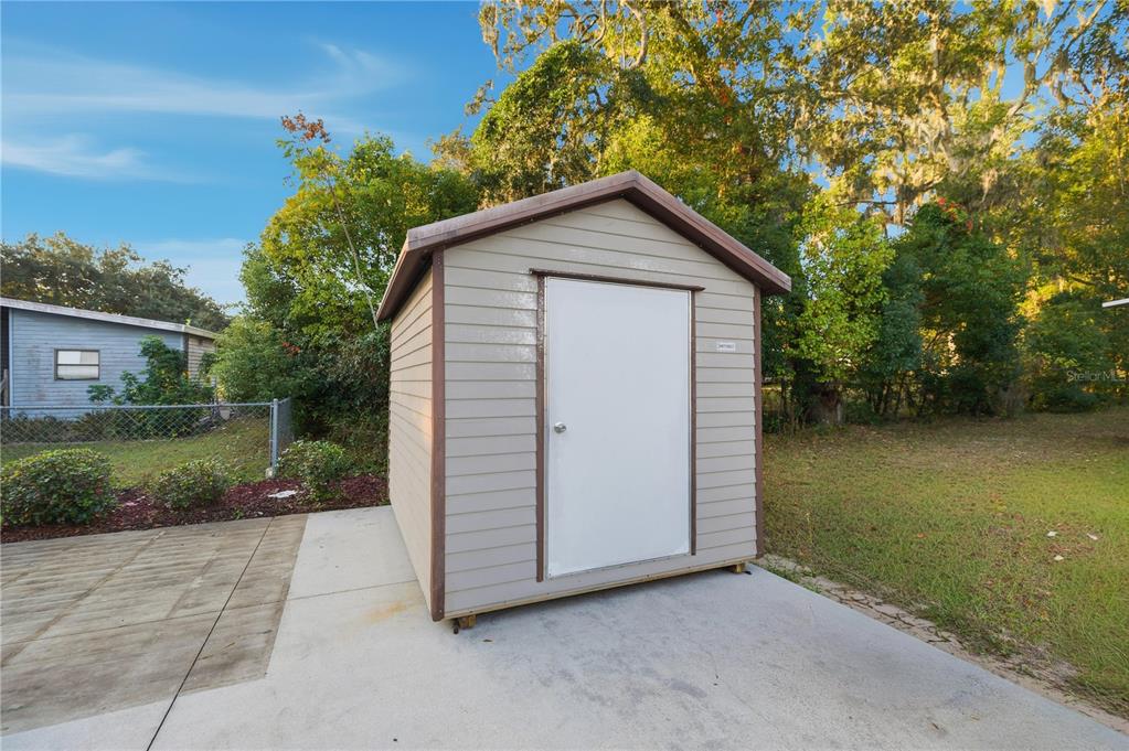 6524 Southeast 110th Lane Belleview, FL 34420 - Photo 26 of 32 front view of a house with a yard