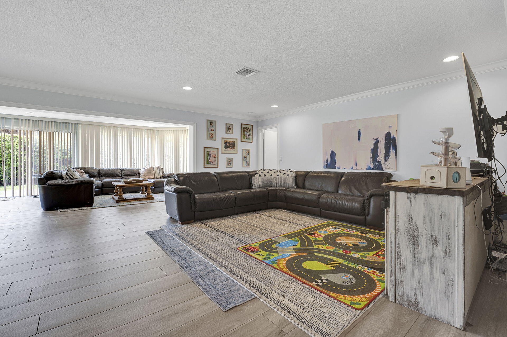 442 Pine Villa Drive Atlantis, FL 33462 - Photo 3 of 25 Living room