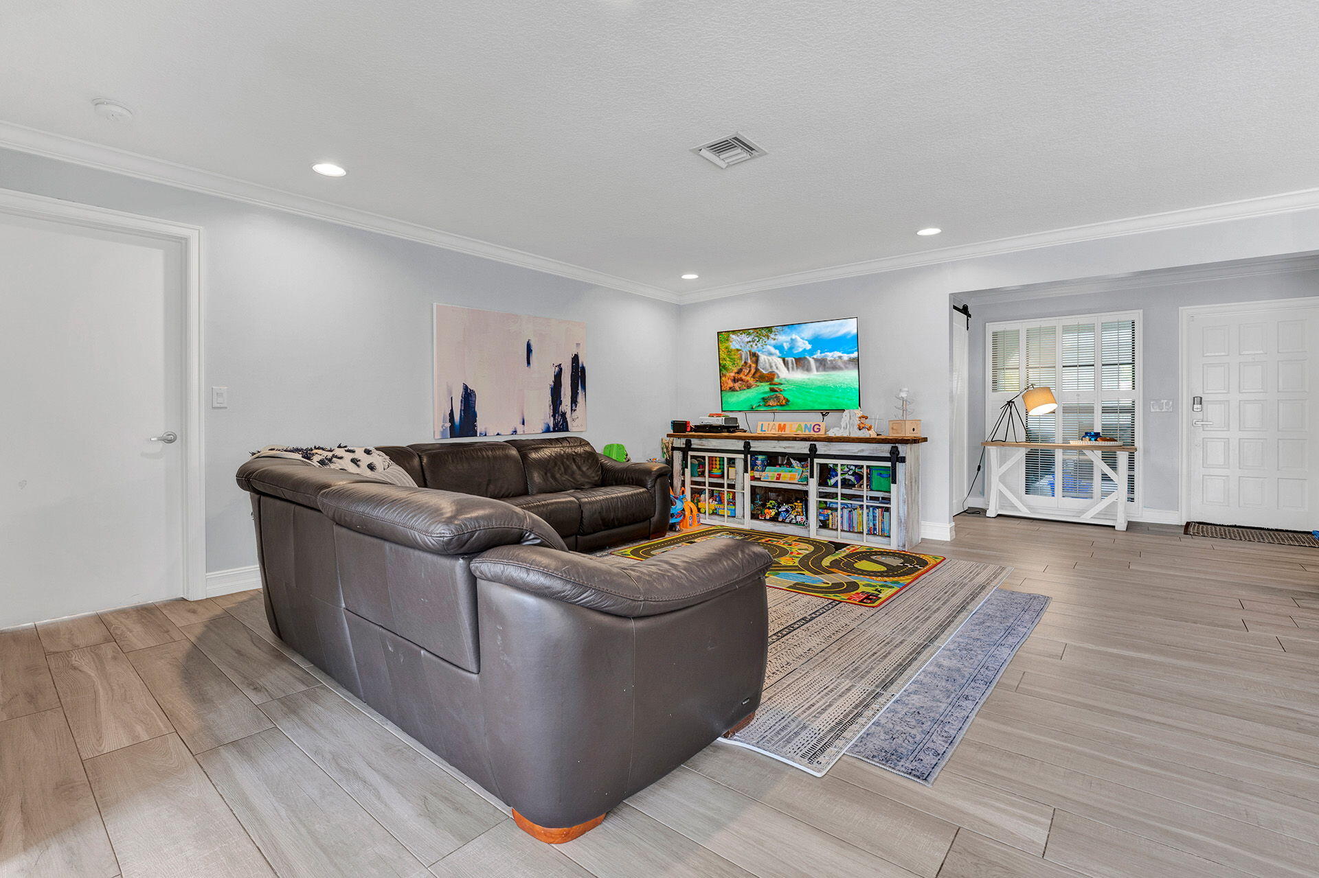 442 Pine Villa Drive Atlantis, FL 33462 - Photo 4 of 25 Living room