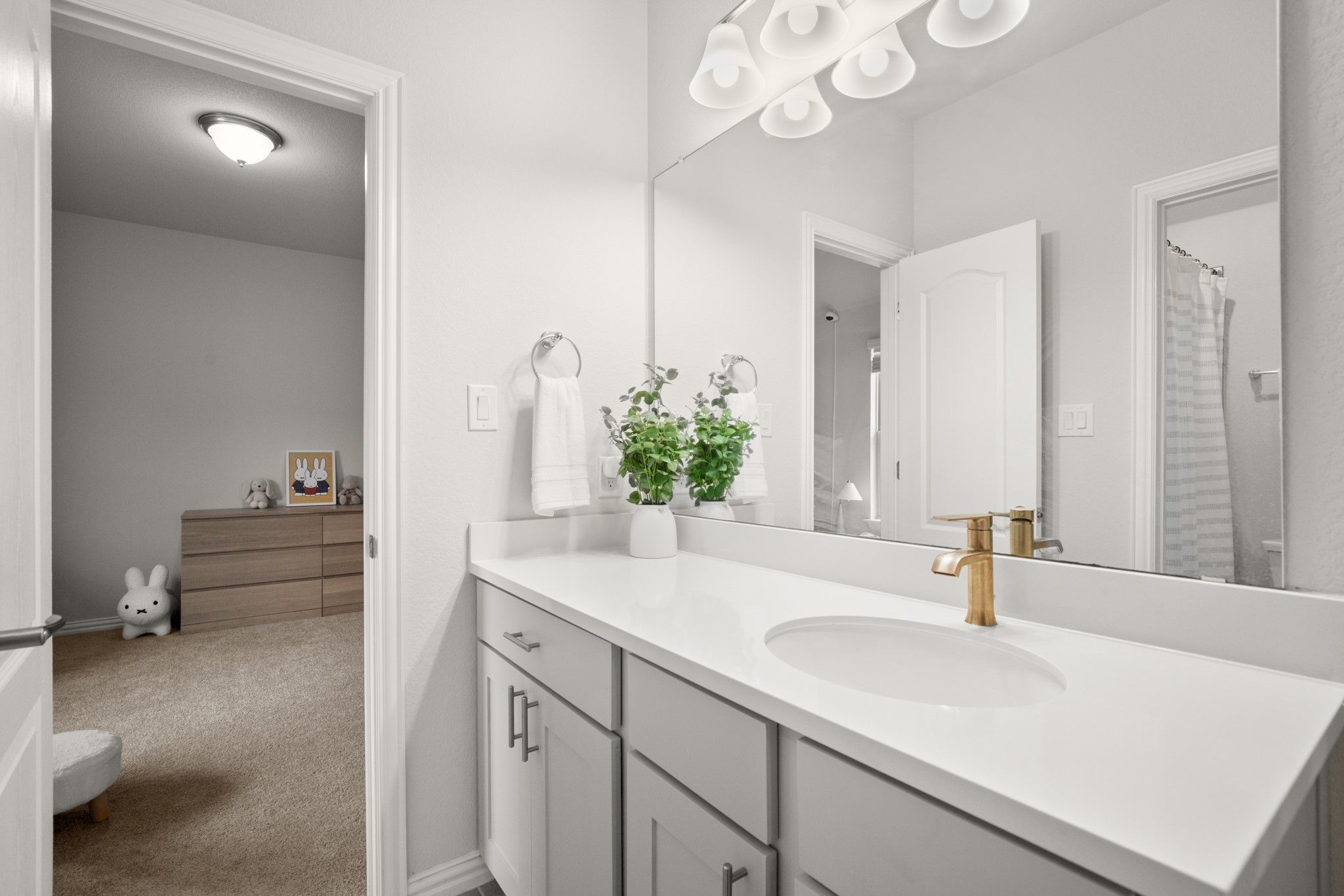 6708 Avila Way Pflugerville, TX 78660 - Photo 27 of 36 a bathroom with a sink and a mirror