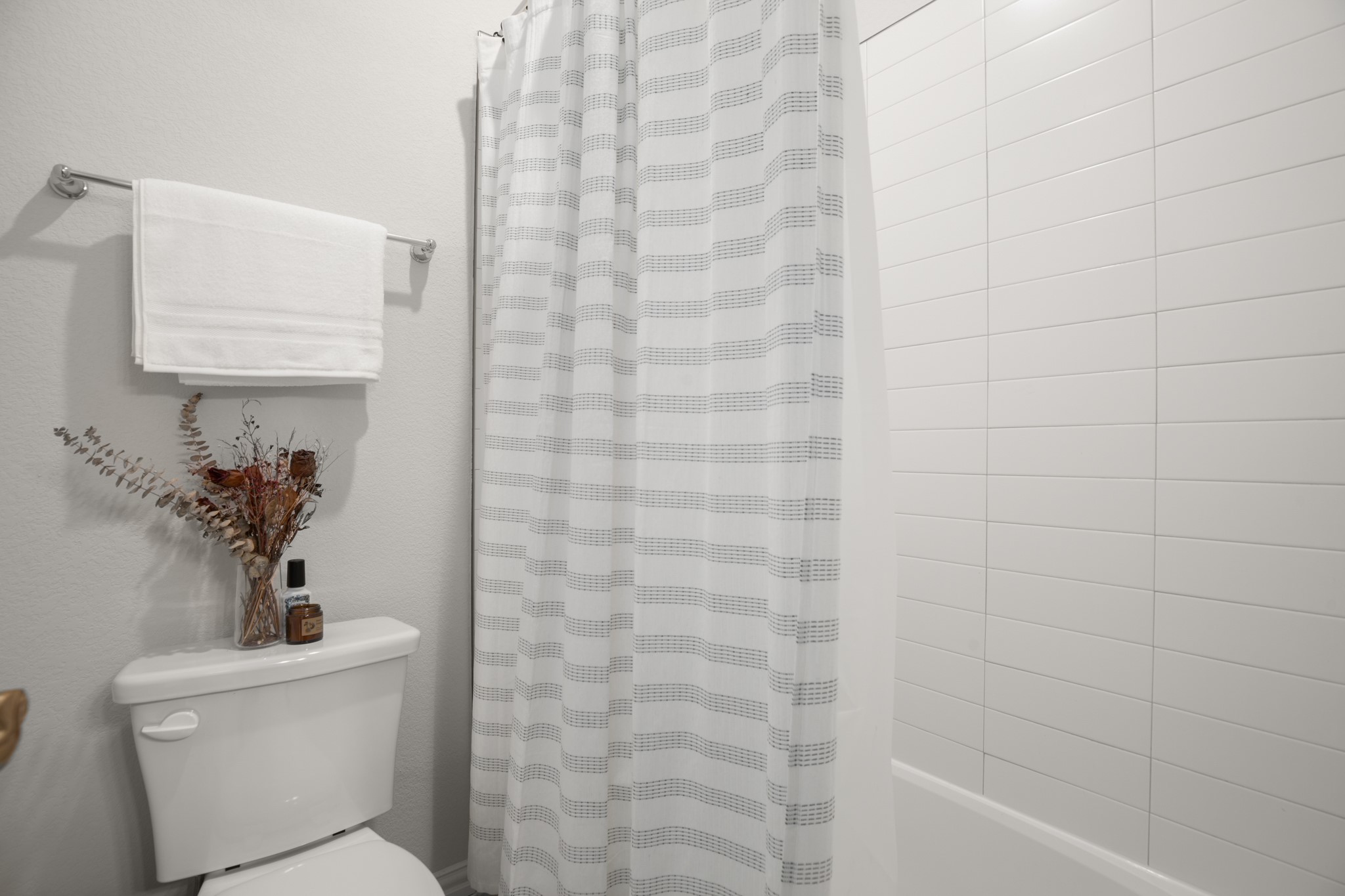 6708 Avila Way Pflugerville, TX 78660 - Photo 28 of 36 a bathroom with a toilet and a sink