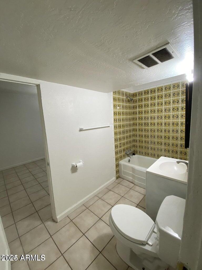 3810 North 9th Place Phoenix, AZ 85014 - Photo 4 of 17 a bathroom with a toilet and a shower