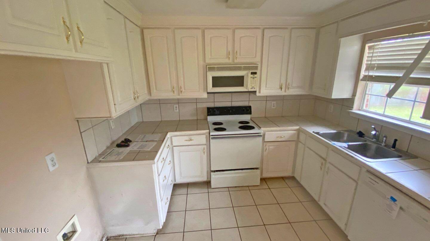 102 East Magnolia Place Pearl, MS 39208 - Photo 3 of 21 24-Oct 29 2025 02_16pm-BqYT