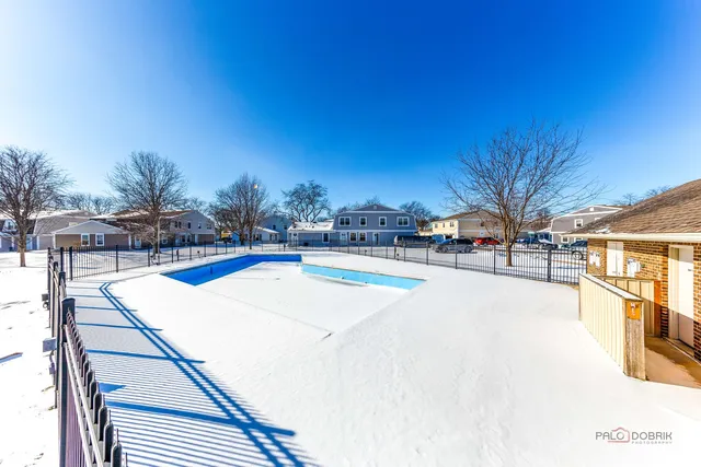 $250,000 | 233 Winfield Court, Unit 233, Vernon Hills, IL 60061