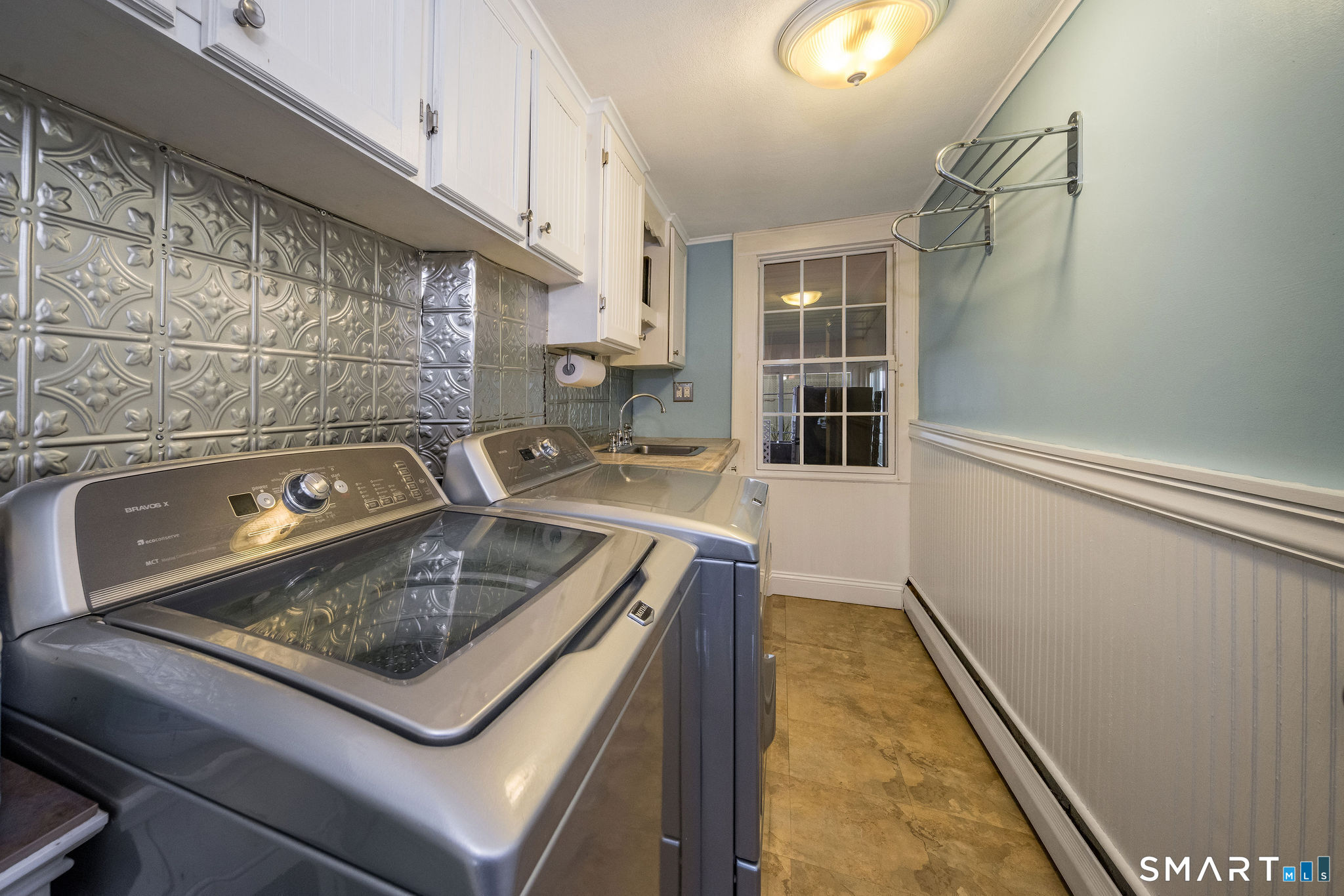 6 Cedar Island Avenue Clinton, CT 06413 - Photo 25 of 36 a kitchen that has a sink and a stove