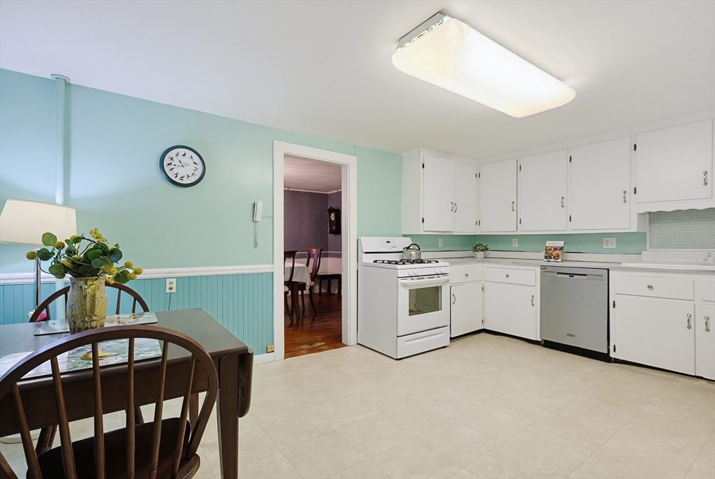 602 Elm Street Walpole, MA 02081 - Photo 7 of 38