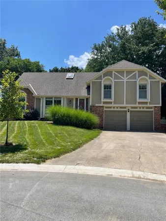$375,000 | 11620 Grant Drive, Overland Park, KS 66210