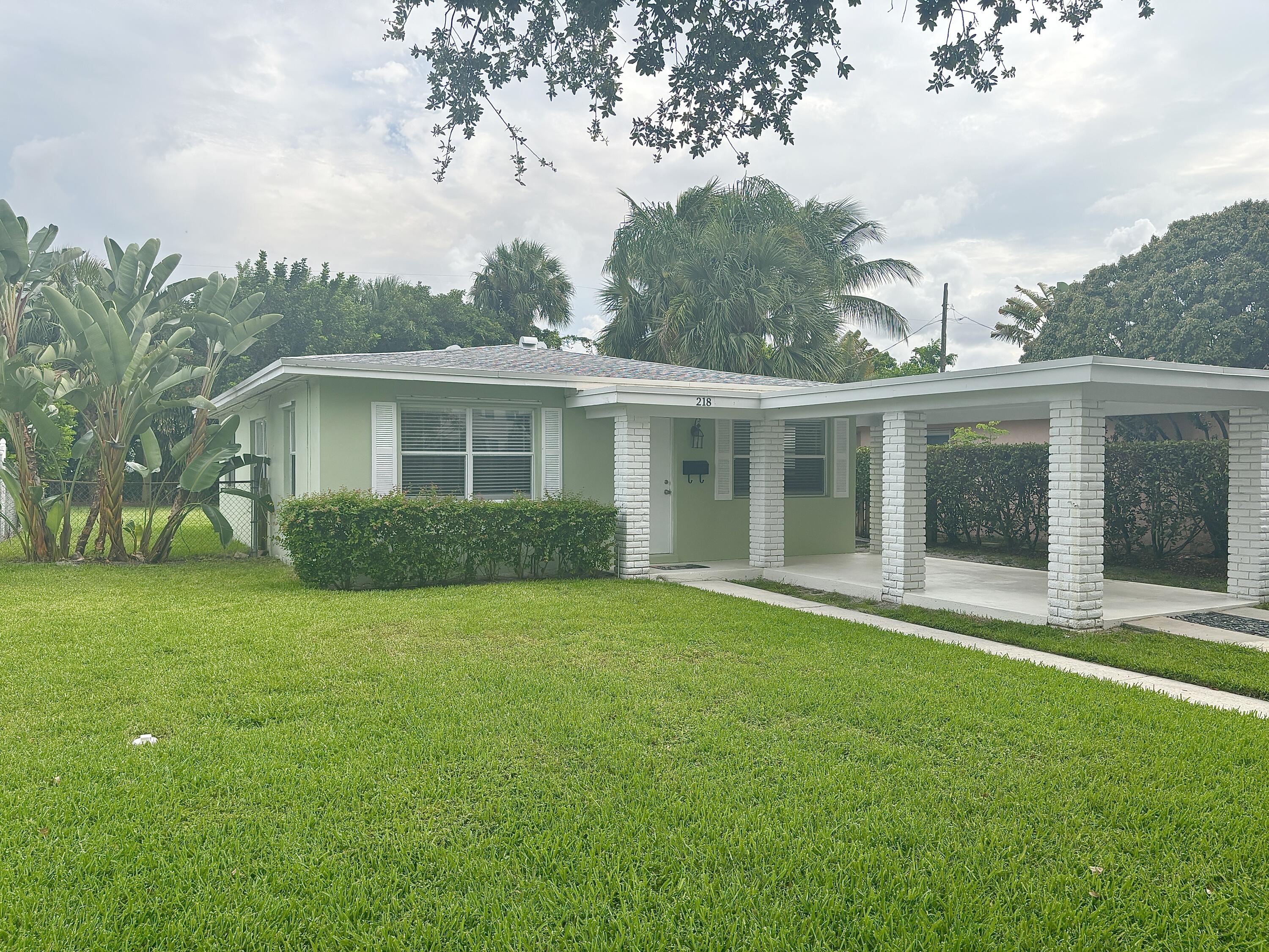 218 Seville Road West Palm Beach, FL 33405 - Photo 3 of 17 IMG_2359