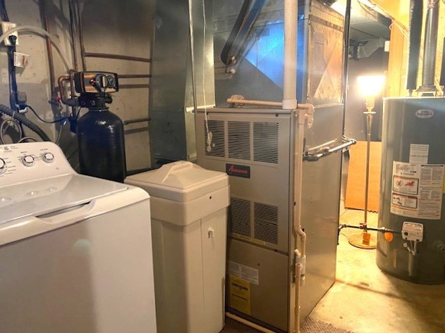 1817 6th Avenue Sterling, IL 61081 - Photo 16 of 16 a utility room with dryer and washer