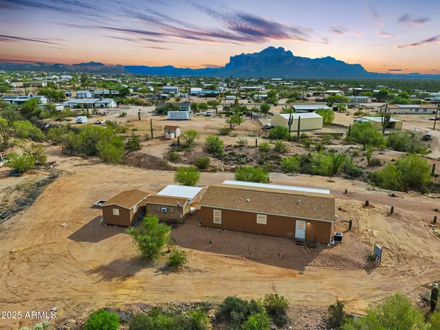 a view of a houses with a yard