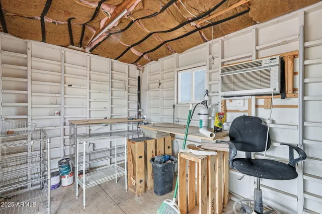 a view of entryway with outdoor seating
