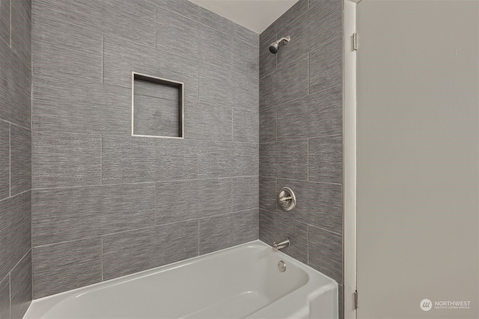 8536 Nesbit Avenue North, Unit A Seattle, WA 98103 - Photo 19 of 32 a bathroom with a bathtub